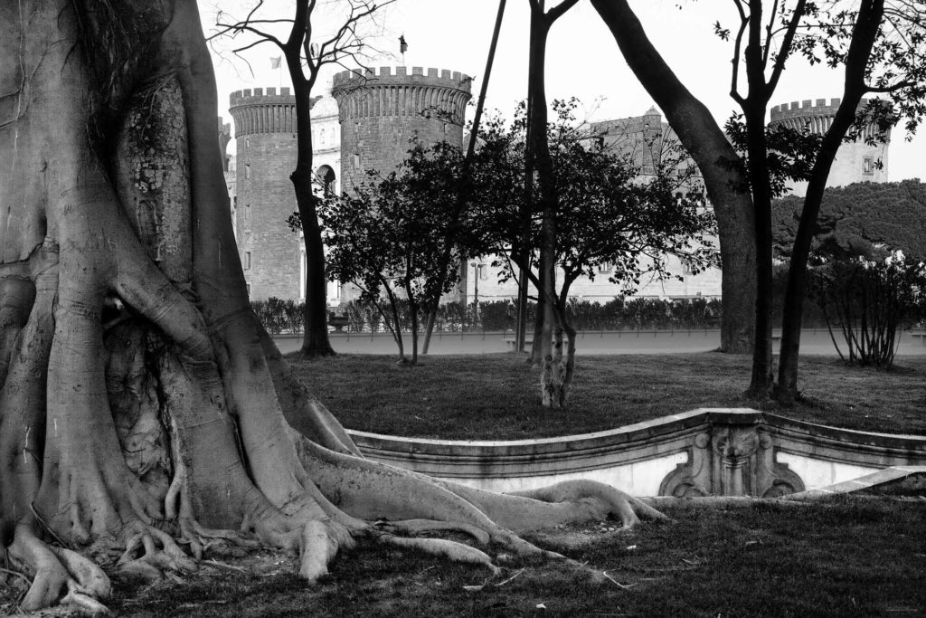 napoli in bianco e nero castello maschio angioino