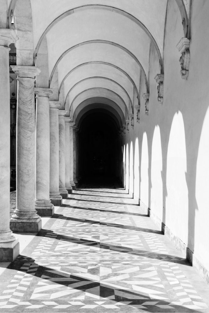 certosa di san martino a napoli, il porticato del giardino, foto in bianco e nero