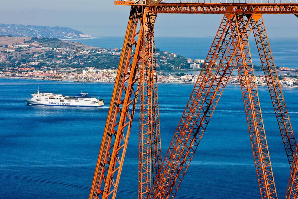 Caronte and Tourist è una compagnia di navigazione che opera nello stretto di messina e nel mar Tirreno con navi di ultima generazione a propulsione a gas