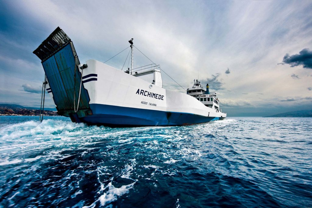 Caronte and Tourist è una compagnia di navigazione che opera nello stretto di messina e nel mar Tirreno con navi di ultima generazione a propulsione a gas