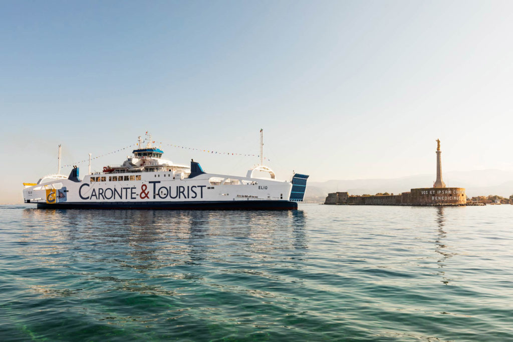 Caronte and Tourist è una compagnia di navigazione che opera nello stretto di messina e nel mar Tirreno con navi di ultima generazione a propulsione a gas