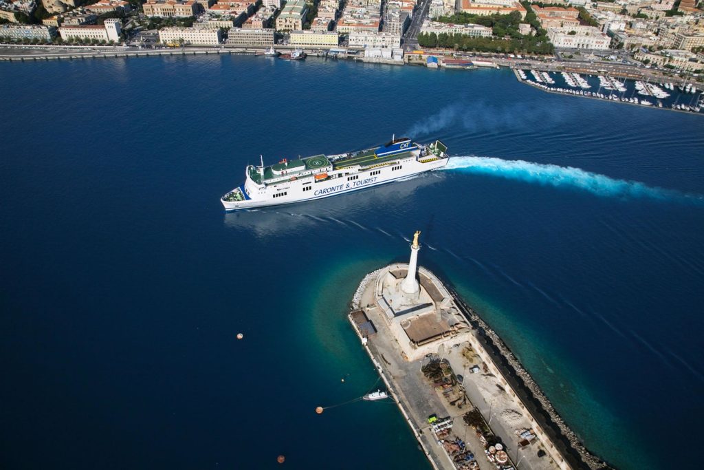 Caronte and Tourist è una compagnia di navigazione che opera nello stretto di messina e nel mar Tirreno con navi di ultima generazione a propulsione a gas
