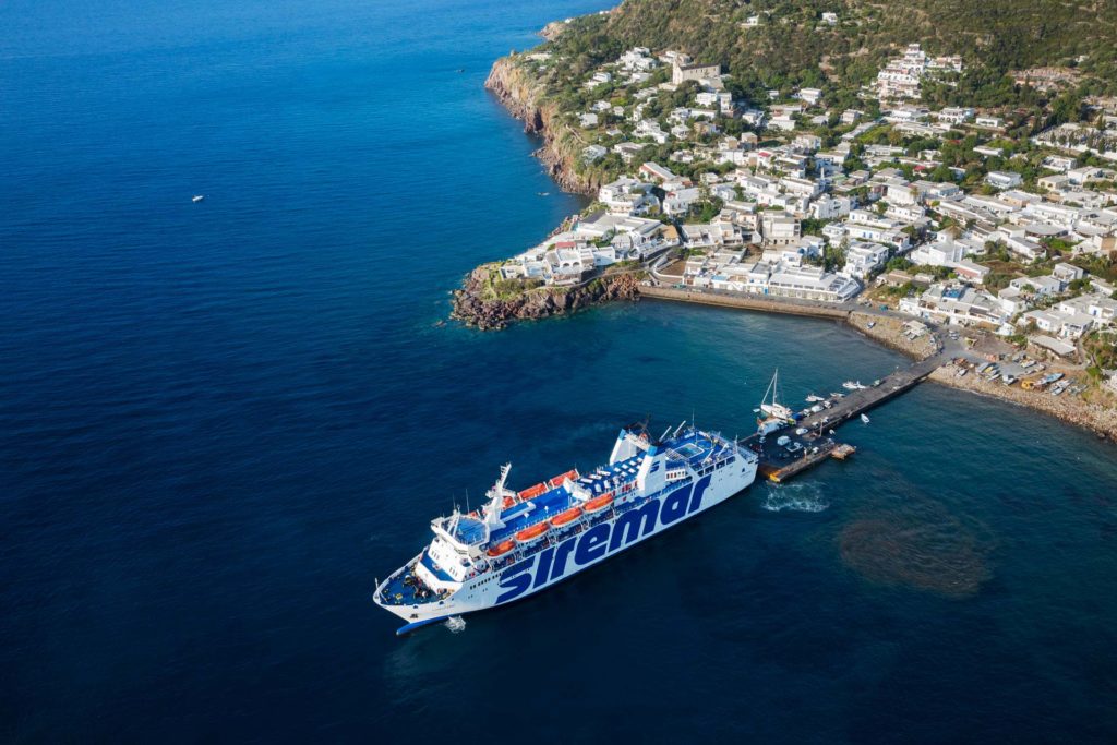 Caronte and Tourist - Caremar è una compagnia di navigazione che opera nello stretto di messina e nel mar Tirreno con navi di ultima generazione a propulsione a gas