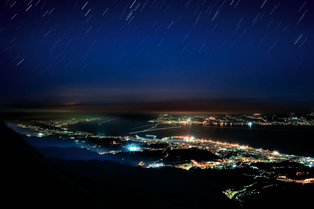 fotografia di paesaggio, mare,notturna, stelle, luci in movimento