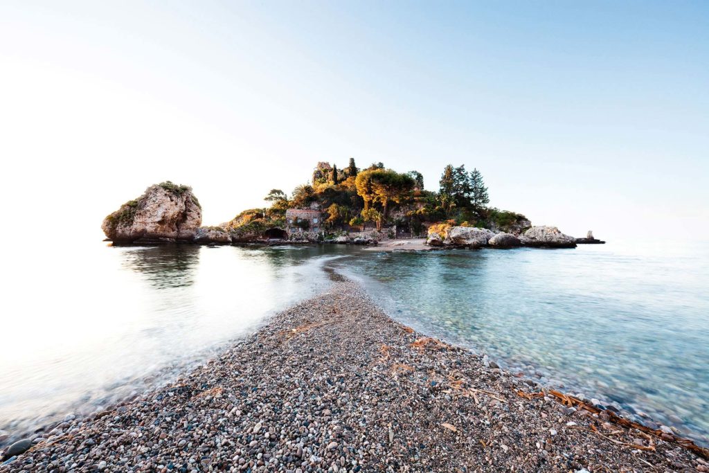 fotografia di paesaggio, mare, terra, e cielo blu