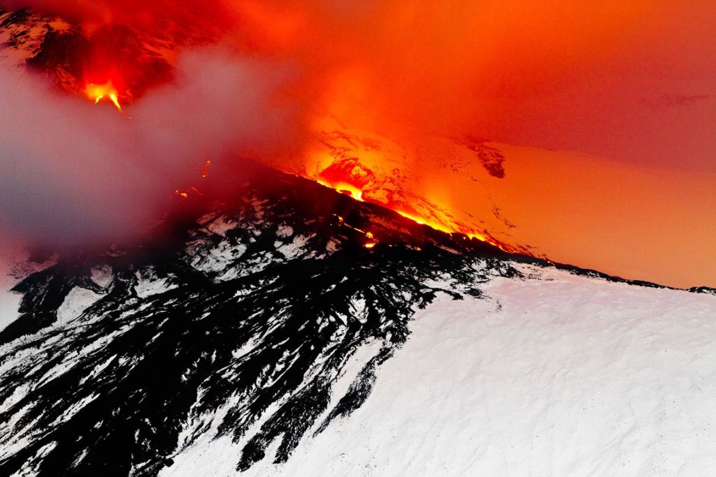 fotografia di paesaggio, terra, vulcano, lava e neve