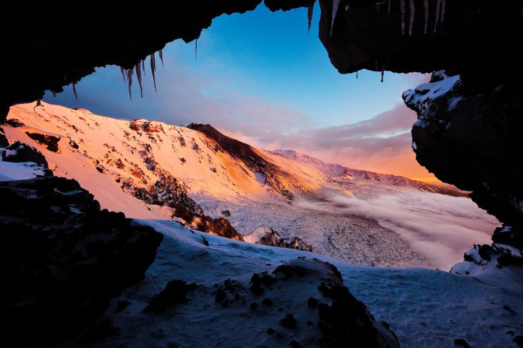 fotografia di paesaggio, vulcano, lava, neve, e grotta