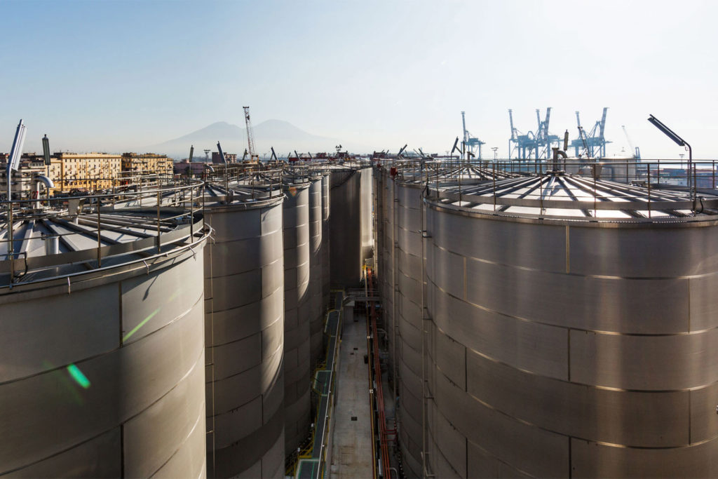 foto industriale di un sito di stoccaggio alimentare nel porto di napoli