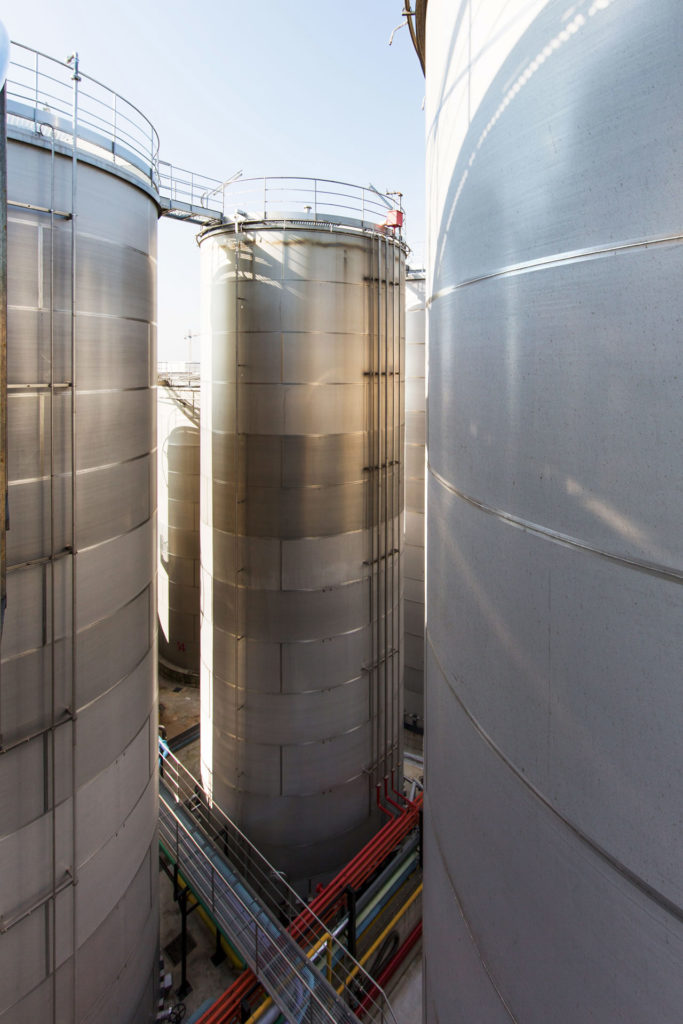 foto industriale di un sito di stoccaggio alimentare nel porto di napoli