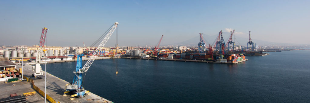 foto industriale di un sito di stoccaggio alimentare nel porto di napoli