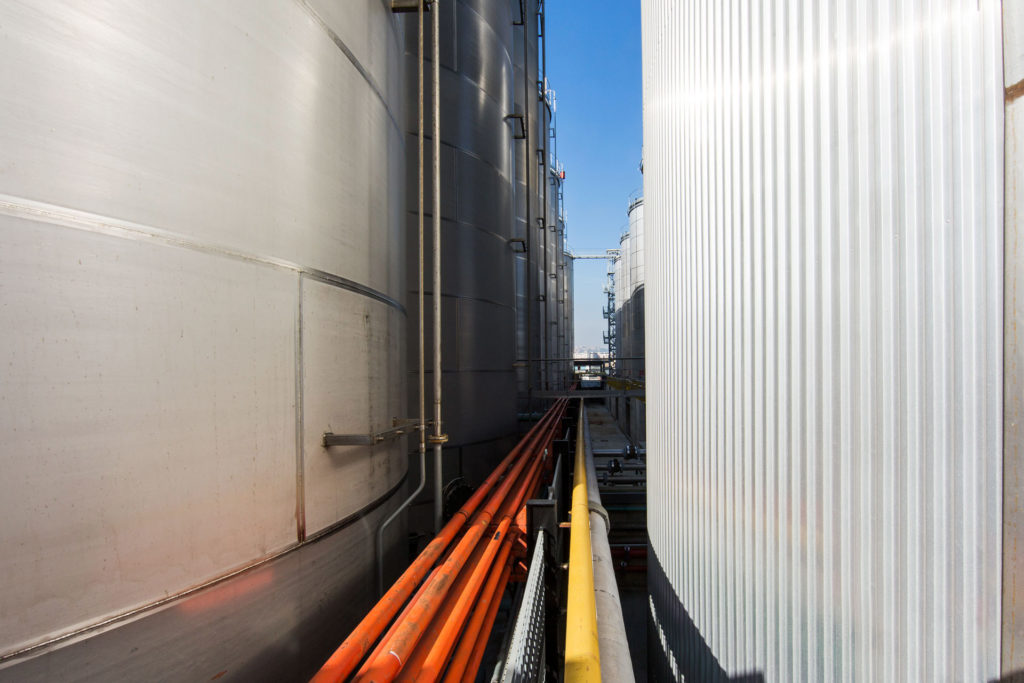 foto industriale di un sito di stoccaggio alimentare nel porto di napoli