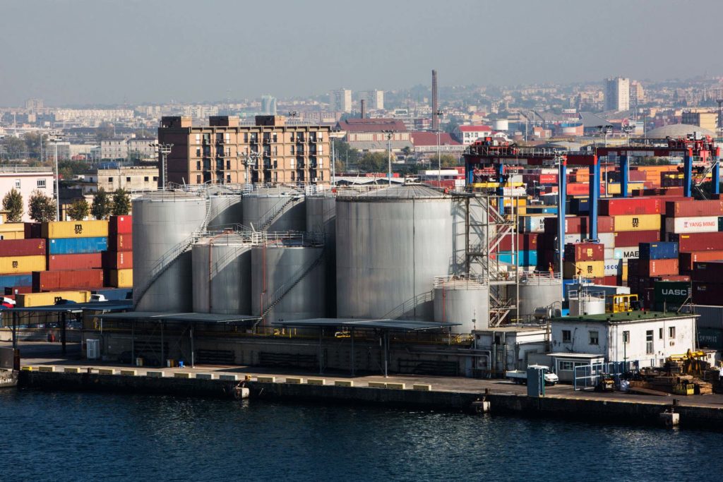 foto industriale di un sito di stoccaggio alimentare nel porto di napoli