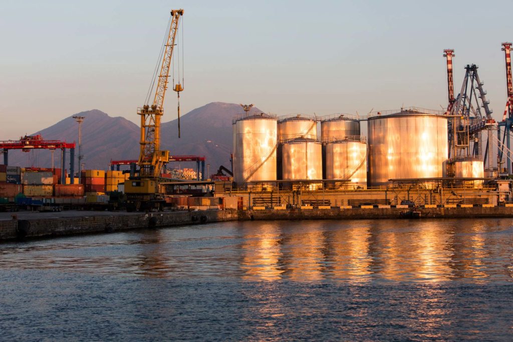 foto industriale di un sito di stoccaggio alimentare nel porto di napoli