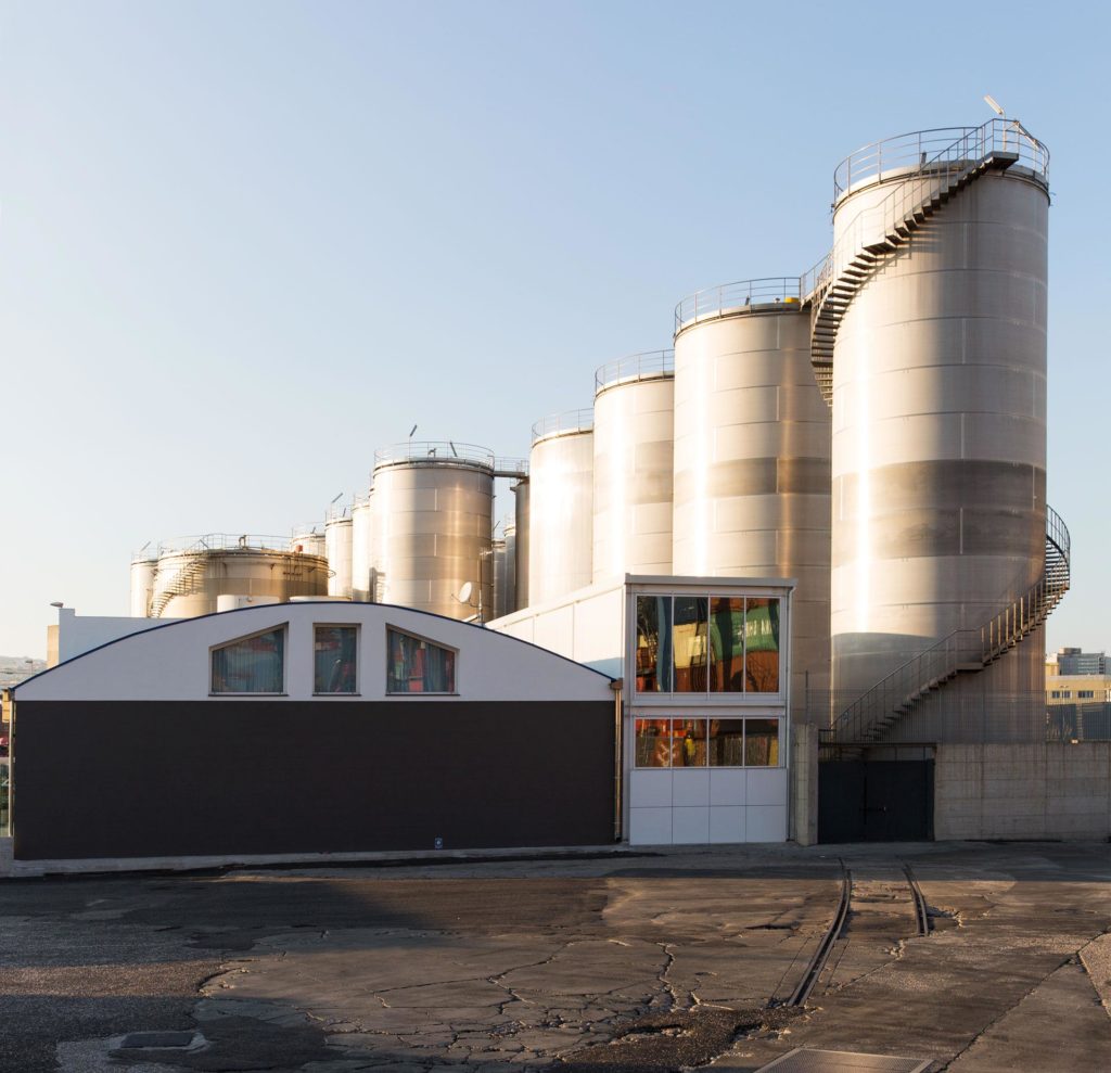 foto industriale di un sito di stoccaggio alimentare nel porto di napoli