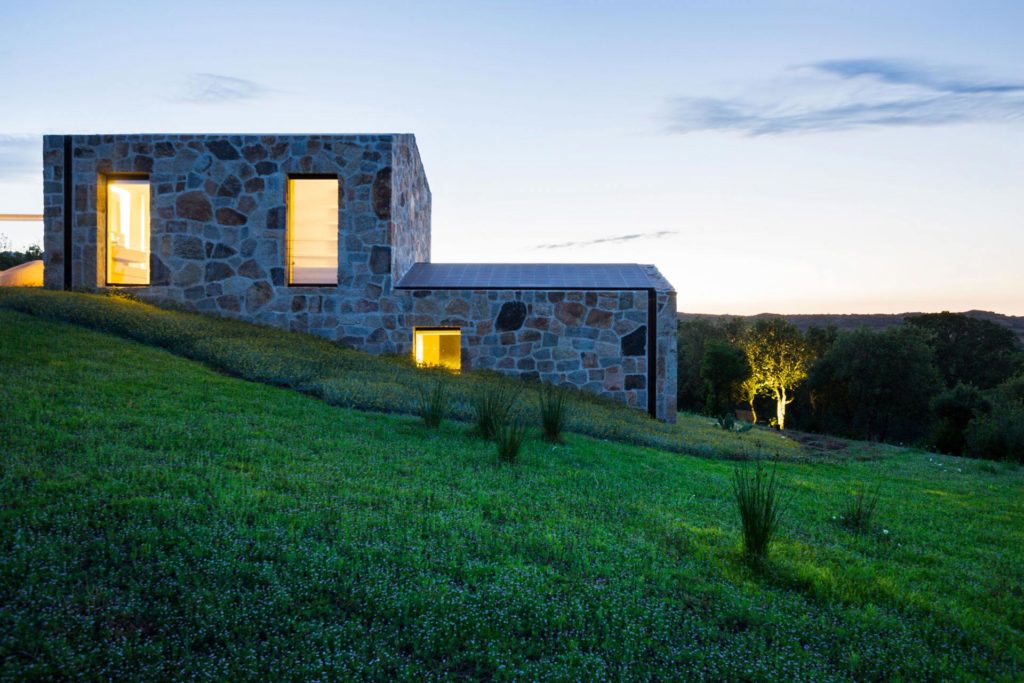 dimora rurale sarda ristrutturata dallo studio altromodo, design italiano luce calda estate tramonto e alba