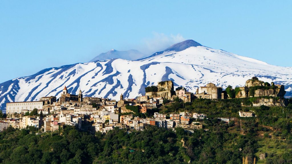borgo di Castiglione situato alle pendici del monte Etna. Lava e neve fanno da sfondo