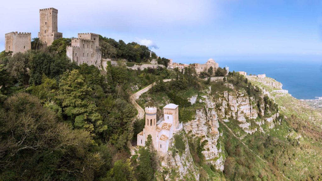 borgo di Erice, con i suoi castelli domina la costa nord-ovest della Sicilia