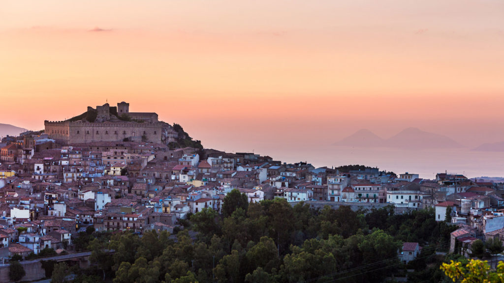 borgo di Montalbano Elicona al tramonto. Già eletto borgo più bello di Italia, si affaccia sulle isole Eolie