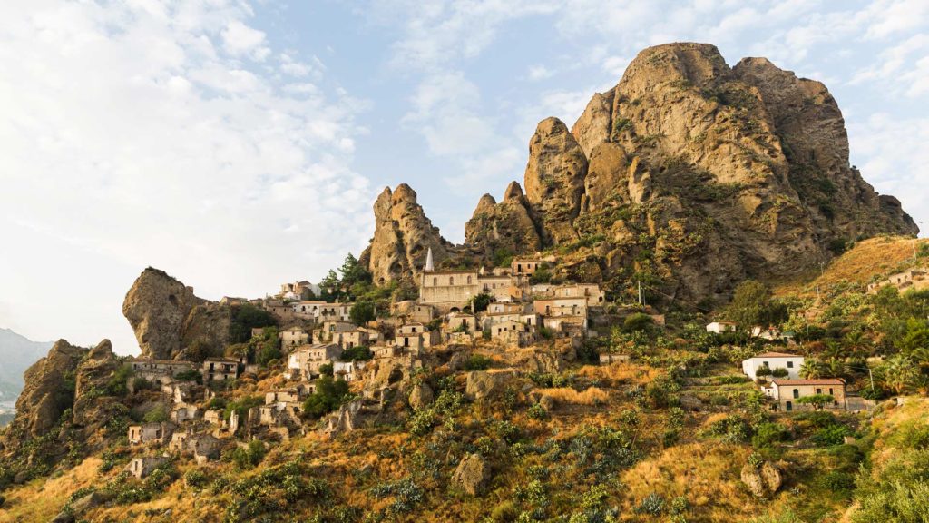 borgo di Pentadattilo, arroccato su di una rupe dalla forma di una mano con cinque dita, è anche conosciuto come: borgo fantasma