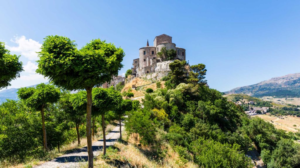 borgo di Petralia Soprana, eletto borgo più bello di Italia nel 2019, costruito su di uno sperone di montagna del parco delle Madonie