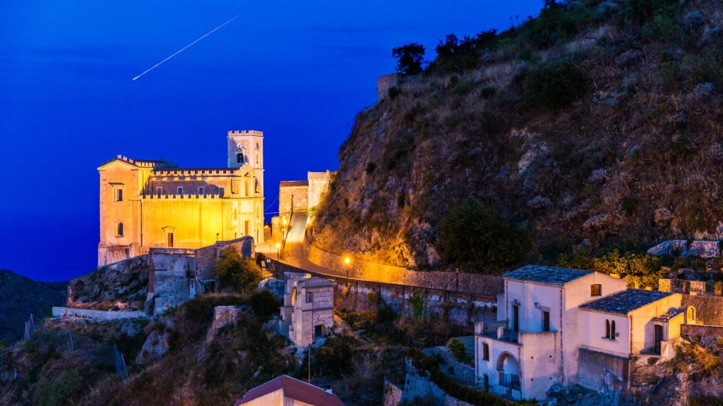 borgo di Savoca in estate, di notte, è magico. set del film The Godfather