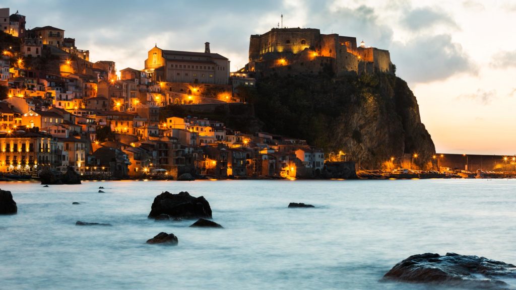 il borgo di scilla fotografia notturna con mare in movimento