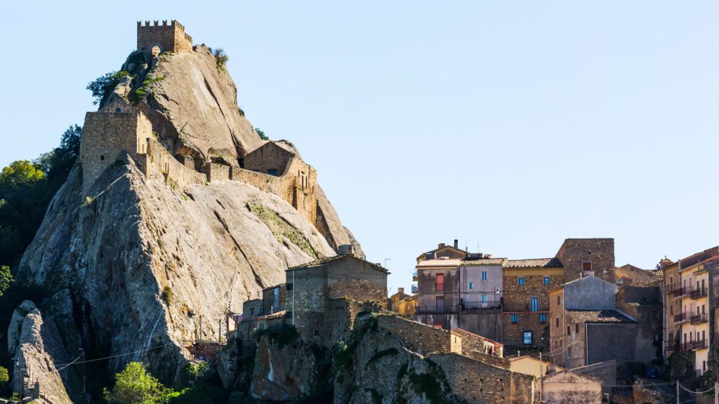 il borgo di sperlinga, il suo castello normanno scavato nella roccia domina tutto lo storico borgo